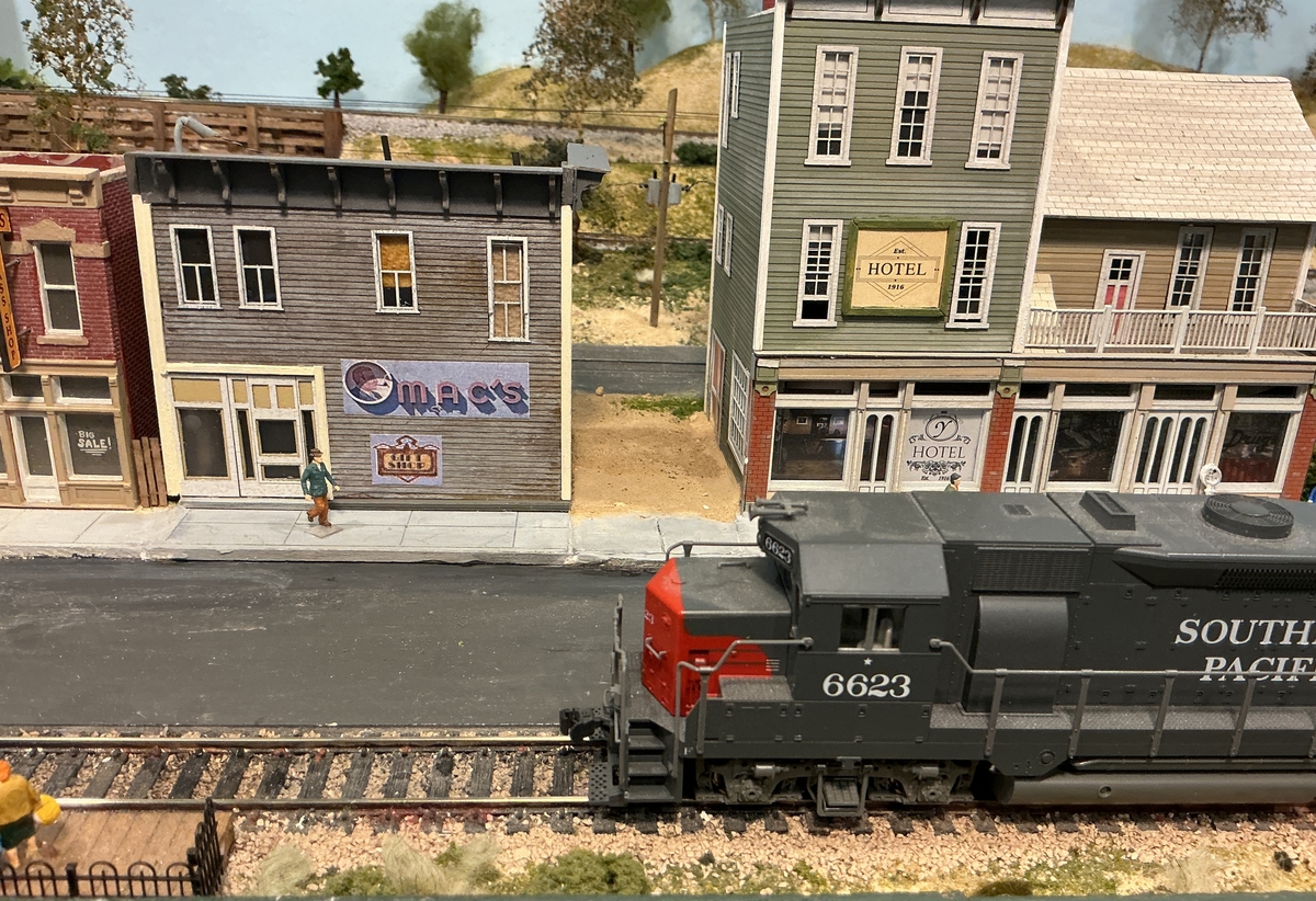 Macs (kit bashed) gift shop is completed in Cascade.